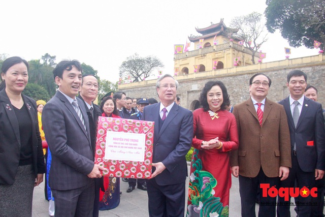 Lãnh đạo Đảng, Nhà nước, dâng hương, trồng cây đầu xuân tại Hoàng Thành Thăng Long - Ảnh 9.
