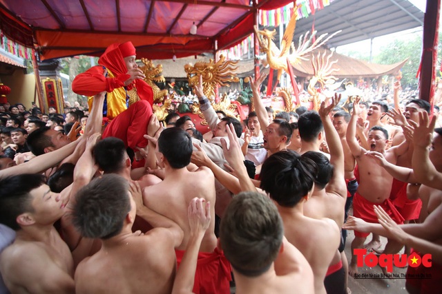 Lễ hội rước pháo khổng lồ ở làng Đồng Kỵ - Ảnh 8.