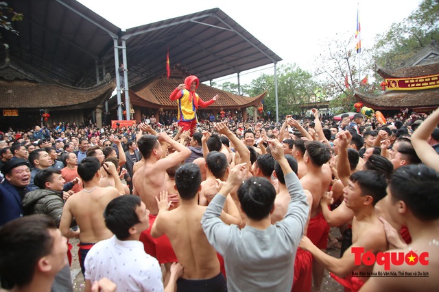 Lễ hội rước pháo khổng lồ ở làng Đồng Kỵ - Ảnh 14.
