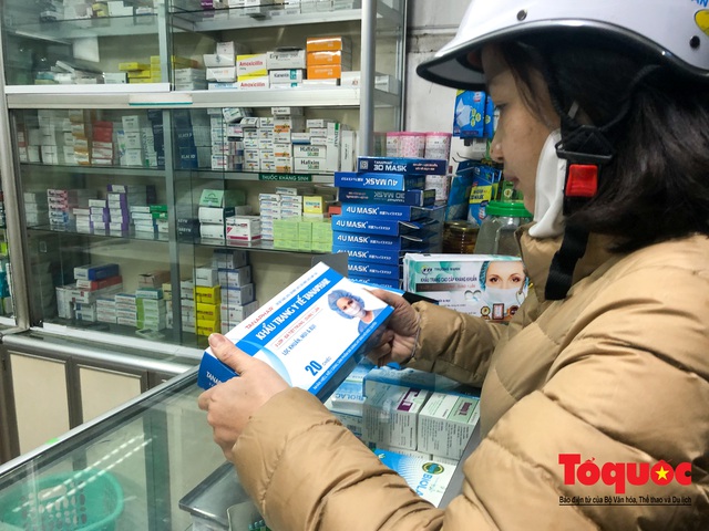 Nghe tin 3 người dương tính với virus Corona, người dân hối hả chạy mua khẩu trang dự trữ - Ảnh 10.