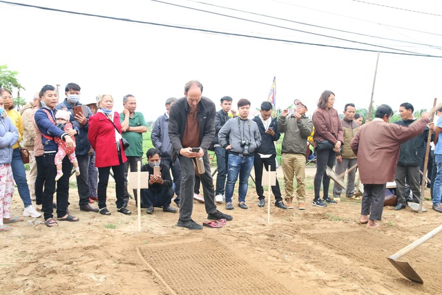 Khách Tây hào hứng xới đất, trồng rau ở làng rau hơn 400 năm tuổi   - Ảnh 4.