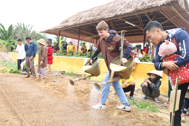 Khách Tây hào hứng xới đất, trồng rau ở làng rau hơn 400 năm tuổi   - Ảnh 8.