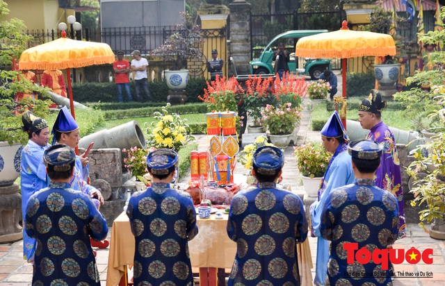 Du khách thích thú xem lễ Hạ Nêu, khai ấn cung chúc tân xuân tại Đại Nội Huế - Ảnh 3.
