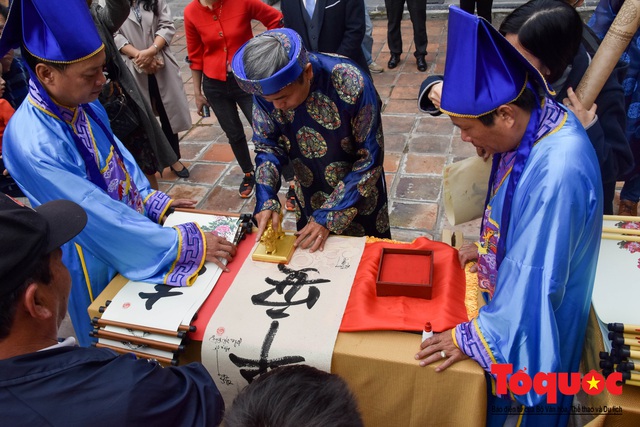Du khách thích thú xem lễ Hạ Nêu, khai ấn cung chúc tân xuân tại Đại Nội Huế - Ảnh 6.