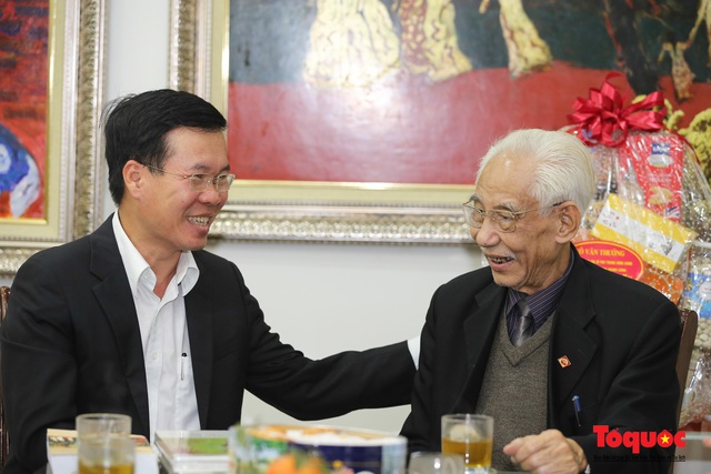 Trưởng Ban Tuyên giáo Trung ương Võ Văn Thưởng đánh giá cao những đóng góp của họa sĩ Trần Khánh Chương  - Ảnh 1.
