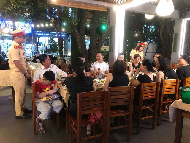 Nghị định 100 có hiệu lực: Nhà hàng ở Đà Nẵng tung chiêu “100-10%” cho khách nhậu - Ảnh 2.