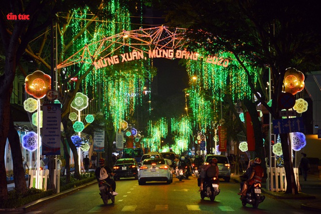 TP. Hồ Chí Minh: Sẽ tháo gỡ tất cả các băng rôn quảng cáo trên đường phố không có sự chấp thuận của Sở VHTT - Ảnh 1.