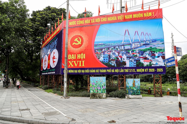 Đường phố Hà Nội rực rỡ cờ hoa chào mừng Đại hội đại biểu lần thứ XVII Đảng bộ thành phố - Ảnh 4.