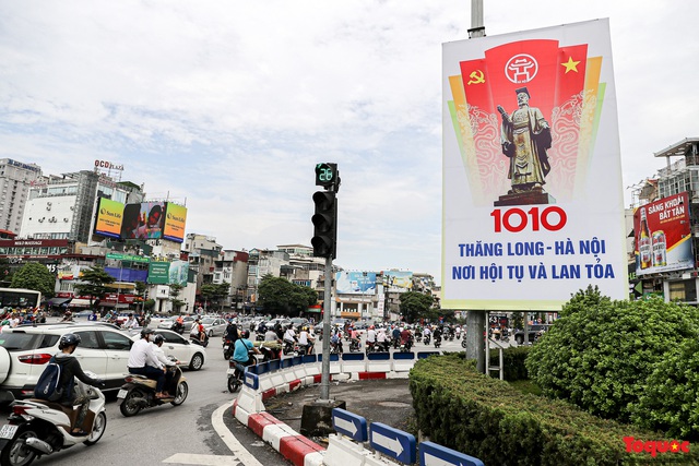 Đường phố Hà Nội rực rỡ cờ hoa chào mừng Đại hội đại biểu lần thứ XVII Đảng bộ thành phố - Ảnh 9.