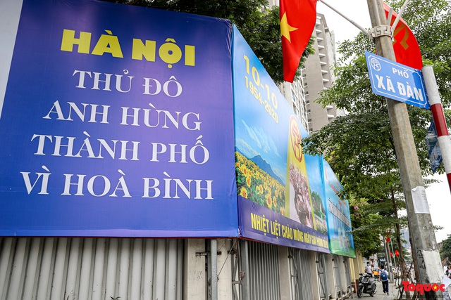Đường phố Hà Nội rực rỡ cờ hoa chào mừng Đại hội đại biểu lần thứ XVII Đảng bộ thành phố - Ảnh 5.