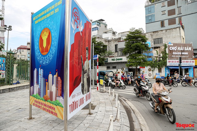 Đường phố Hà Nội rực rỡ cờ hoa chào mừng Đại hội đại biểu lần thứ XVII Đảng bộ thành phố - Ảnh 10.