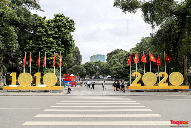Đường phố Hà Nội rực rỡ cờ hoa chào mừng Đại hội đại biểu lần thứ XVII Đảng bộ thành phố - Ảnh 7.