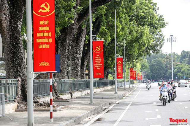 Đường phố Hà Nội rực rỡ cờ hoa chào mừng Đại hội đại biểu lần thứ XVII Đảng bộ thành phố - Ảnh 3.