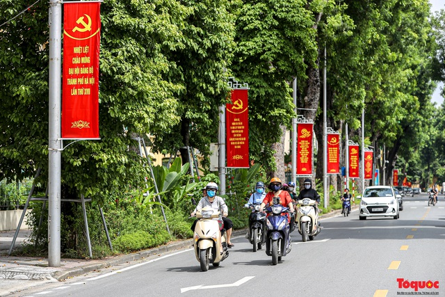 Đường phố Hà Nội rực rỡ cờ hoa chào mừng Đại hội đại biểu lần thứ XVII Đảng bộ thành phố - Ảnh 1.