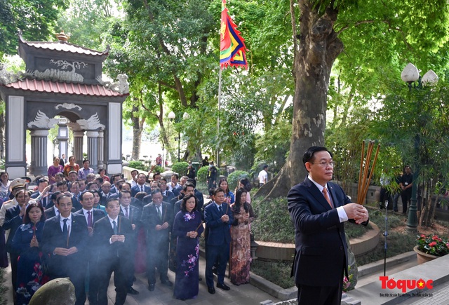Lãnh đạo Hà Nội dâng hương tưởng niệm các vị liệt tổ, liệt tông, Chủ tịch Hồ Chí Minh và các Anh hùng liệt sĩ - Ảnh 8.