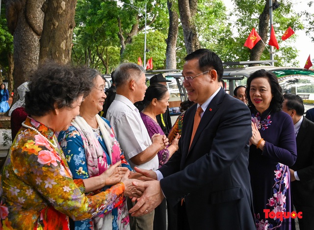 Lãnh đạo Hà Nội dâng hương tưởng niệm các vị liệt tổ, liệt tông, Chủ tịch Hồ Chí Minh và các Anh hùng liệt sĩ - Ảnh 11.