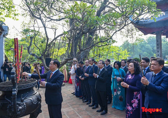 Lãnh đạo Hà Nội dâng hương tưởng niệm các vị liệt tổ, liệt tông, Chủ tịch Hồ Chí Minh và các Anh hùng liệt sĩ - Ảnh 6.