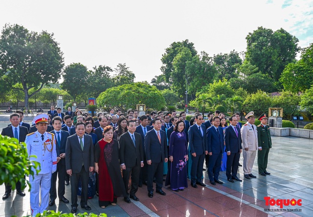 Lãnh đạo Hà Nội dâng hương tưởng niệm các vị liệt tổ, liệt tông, Chủ tịch Hồ Chí Minh và các Anh hùng liệt sĩ - Ảnh 10. Lãnh đạo Hà Nội dâng hương tưởng niệm các vị liệt tổ, liệt tông, Chủ tịch Hồ Chí Minh và các Anh hùng liệt sĩ - Ảnh 10.
