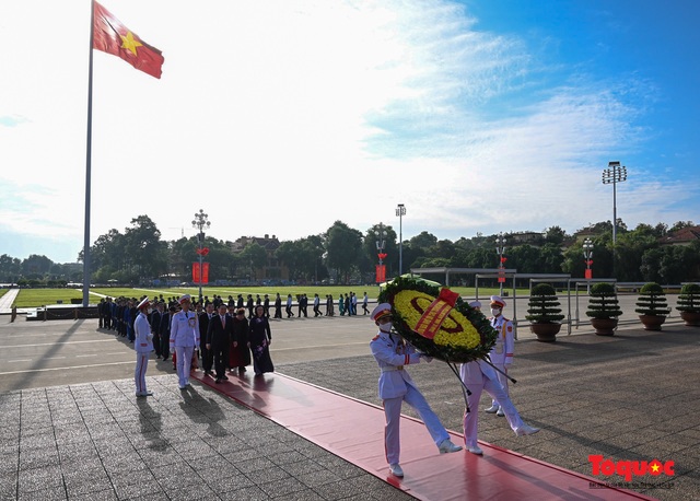 Lãnh đạo Hà Nội dâng hương tưởng niệm các vị liệt tổ, liệt tông, Chủ tịch Hồ Chí Minh và các Anh hùng liệt sĩ - Ảnh 9.