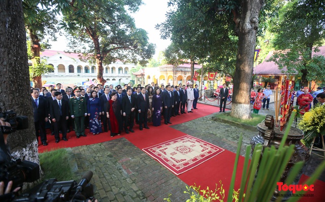 Lãnh đạo Hà Nội dâng hương tưởng niệm các vị liệt tổ, liệt tông, Chủ tịch Hồ Chí Minh và các Anh hùng liệt sĩ - Ảnh 1.