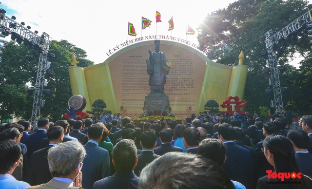 Lãnh đạo Hà Nội dâng hương tưởng niệm các vị liệt tổ, liệt tông, Chủ tịch Hồ Chí Minh và các Anh hùng liệt sĩ - Ảnh 4.