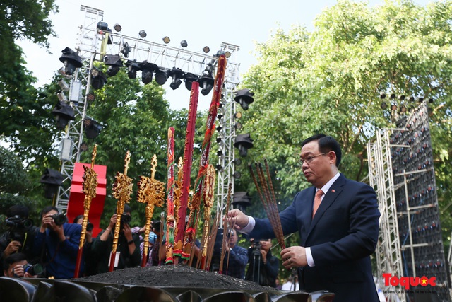 Lãnh đạo Hà Nội dâng hương tưởng niệm các vị liệt tổ, liệt tông, Chủ tịch Hồ Chí Minh và các Anh hùng liệt sĩ - Ảnh 5.