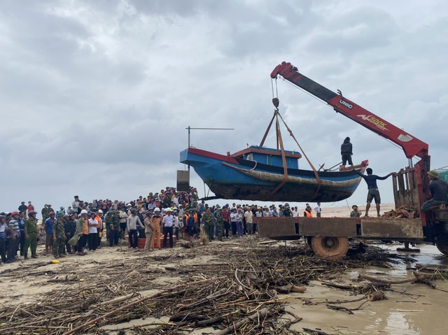 Điều trực thăng cứu hộ 9 người gặp nạn trên vùng biển Quảng Trị - Ảnh 2.