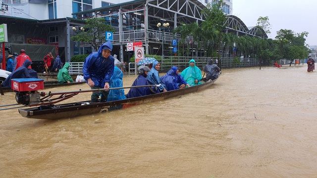 Đường biến thành sông, người dân chèo thuyền giữa TP Huế  - Ảnh 7.