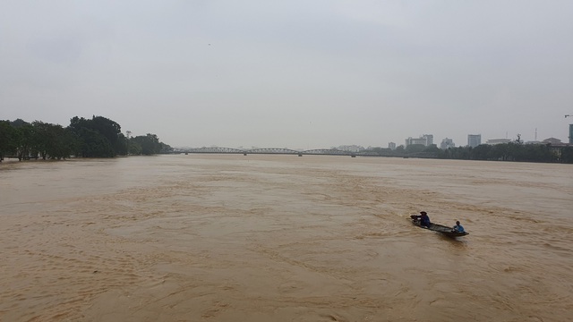 Đường biến thành sông, người dân chèo thuyền giữa TP Huế  - Ảnh 16.