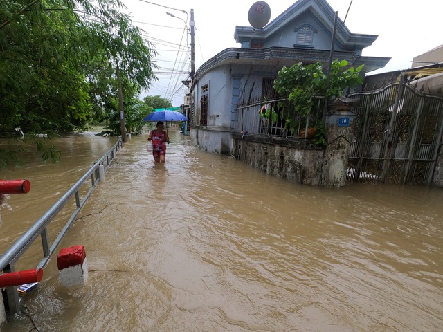 Thừa Thiên Huế tạm hoãn Đại hội đại biểu Đảng bộ tỉnh để tập trung ứng phó với mưa lũ - Ảnh 1.