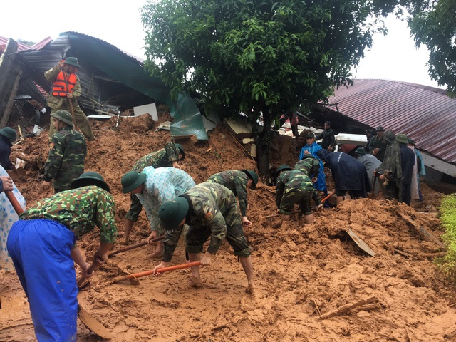 Sạt lở đất nghiêm trọng ở Quảng Trị: Đã tìm thấy 12 thi thể, trực thăng sẵn sàng tham gia cứu hộ - Ảnh 2.