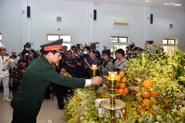 Trang trọng lễ viếng 13 cán bộ, chiến sĩ hi sinh trên đường cứu hộ tại Rào Trăng 3 - Ảnh 9.