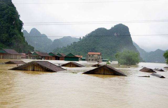 Cảnh báo từ nay đến 21/10, nguy cơ cao xảy ra lũ đặc biệt lớn trên các sông tại Hà Tĩnh, Quảng Bình. Nguy cơ rất cao xảy ra lũ quét, sạt lở đất ở vùng núi các tỉnh từ Nghệ An đến Thừa Thiên Huế.