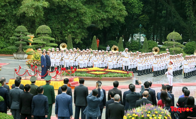 Thủ tướng Nguyễn Xuân Phúc chủ trì lễ đón trọng thể thủ tướng Nhật Bản Yoshihide Suga - Ảnh 2.