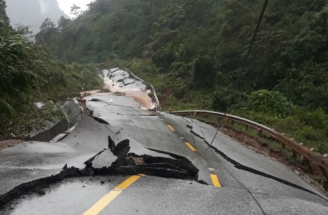 Tạm cấp 500 tỷ đồng hỗ trợ khẩn cấp 5 tỉnh miền Trung bị thiệt hại do thiên tai - Ảnh 1.