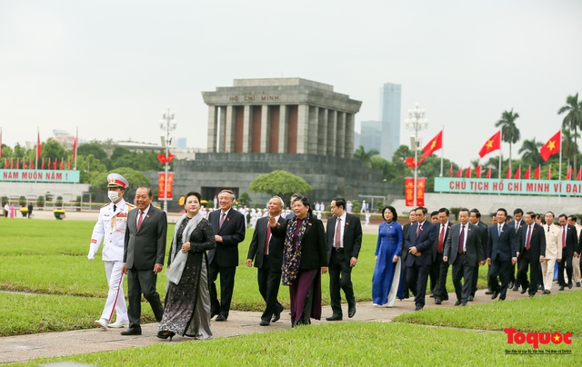 Lãnh đạo Đảng, Nhà nước vào Lăng viếng Chủ tịch Hồ Chí Minh - Ảnh 9.