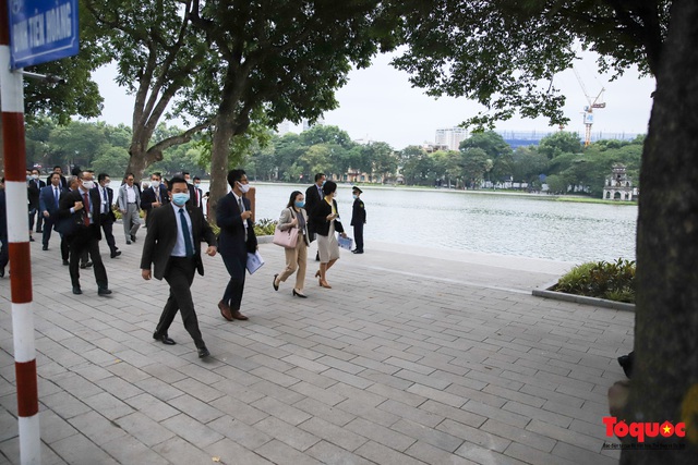Thủ tướng Nhật Bản tản bộ Hồ Hoàn Kiếm, vẫy tay chào người dân thủ đô - Ảnh 1.