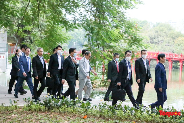Thủ tướng Nhật Bản tản bộ Hồ Hoàn Kiếm, vẫy tay chào người dân thủ đô - Ảnh 8.