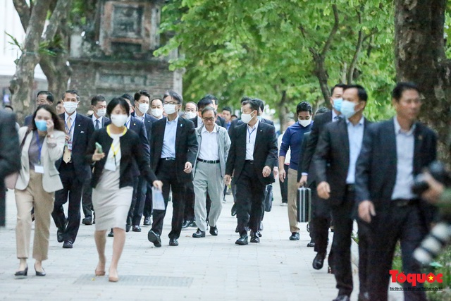 Thủ tướng Nhật Bản tản bộ Hồ Hoàn Kiếm, vẫy tay chào người dân thủ đô - Ảnh 7.