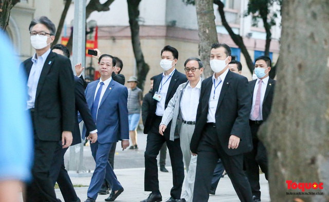 Thủ tướng Nhật Bản tản bộ Hồ Hoàn Kiếm, vẫy tay chào người dân thủ đô - Ảnh 5.