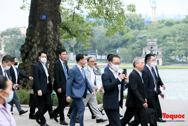 Thủ tướng Nhật Bản tản bộ Hồ Hoàn Kiếm, vẫy tay chào người dân thủ đô - Ảnh 2.