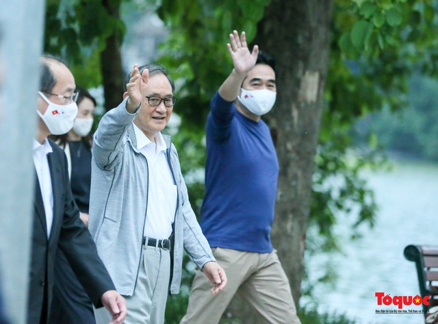 Thủ tướng Nhật Bản tản bộ Hồ Hoàn Kiếm, vẫy tay chào người dân thủ đô - Ảnh 3.