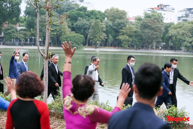 Thủ tướng Nhật Bản tản bộ Hồ Hoàn Kiếm, vẫy tay chào người dân thủ đô - Ảnh 4.