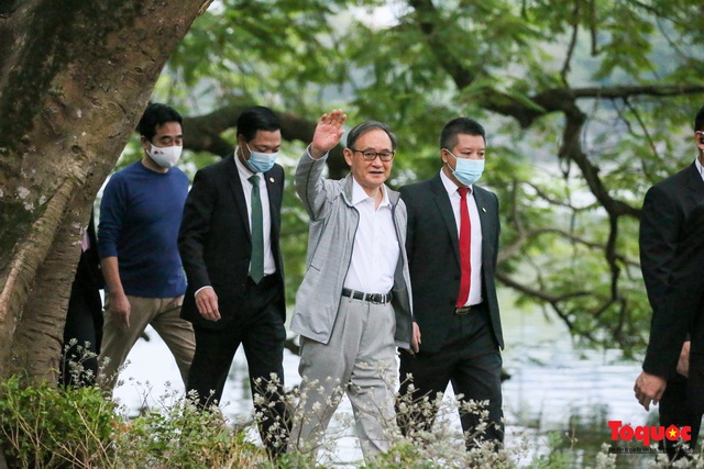 Thủ tướng Nhật Bản tản bộ Hồ Hoàn Kiếm, vẫy tay chào người dân thủ đô - Ảnh 6.
