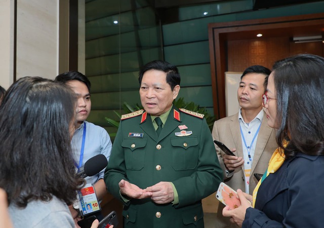 Đại tướng Ngô Xuân Lịch: Bộ Quốc phòng sẽ tạo điều kiện tốt nhất cho gia đình các quân nhân hy sinh do mưa lũ tại miền Trung vừa qua - Ảnh 1.