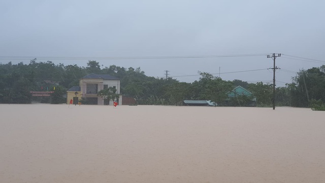 Liên đoàn Võ thuật tổng hợp Việt Nam cùng Báo Tổ Quốc đưa ca nô cao tốc vào Quảng Bình cứu trợ người dân vùng lũ - Ảnh 2.