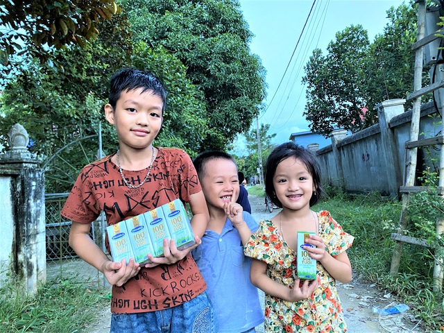  Vinamilk &quot;Trao cơ hội đi học, cho cơ hội đổi đời&quot; cùng chương trình &quot;Cặp lá yêu thương&quot; - Ảnh 3.