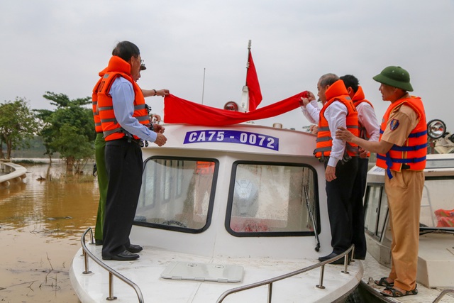 Xuất cấp xuồng, phao cứu sinh hỗ trợ 5 tỉnh miền Trung khắc phục hậu quả mưa lũ - Ảnh 1.