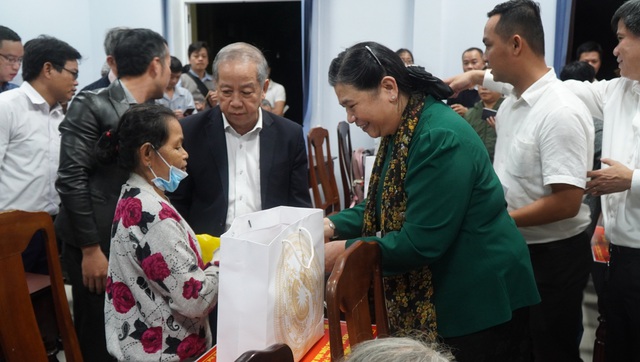 Phó Chủ tịch Thường trực Quốc hội Tòng Thị Phóng thăm và tặng quà cho người dân bị thiệt hại do lũ lụt - Ảnh 2.