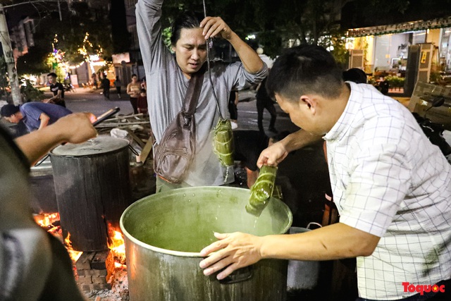 Người dân Hà Nội thức xuyên đêm nấu 10.000 bánh chưng hỗ trợ đồng bào miền Trung - Ảnh 8.